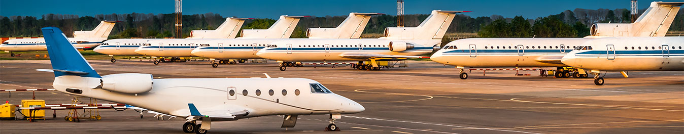 Aéroport rempli d'avions